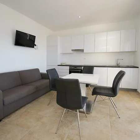 Lucich White House Srima