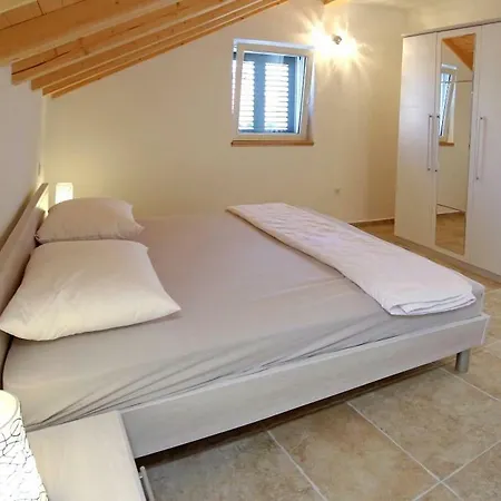 Lucich White House Srima