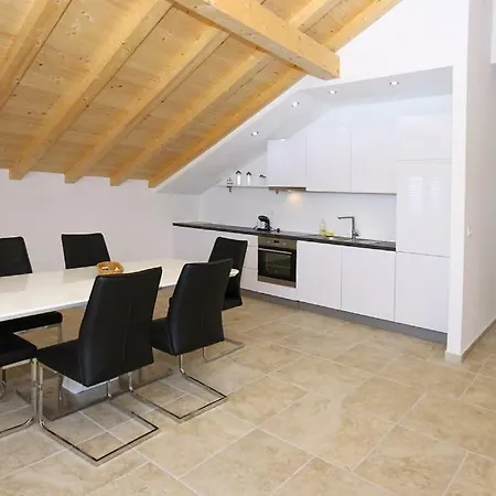 Lucich White House * Srima