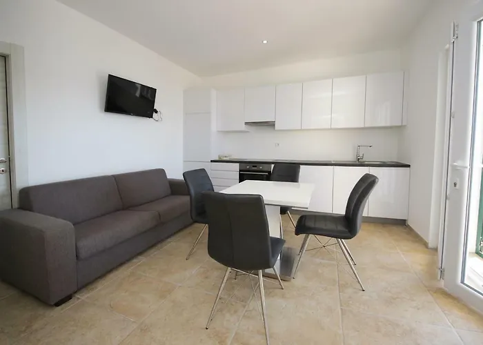 Lucich White House Srima