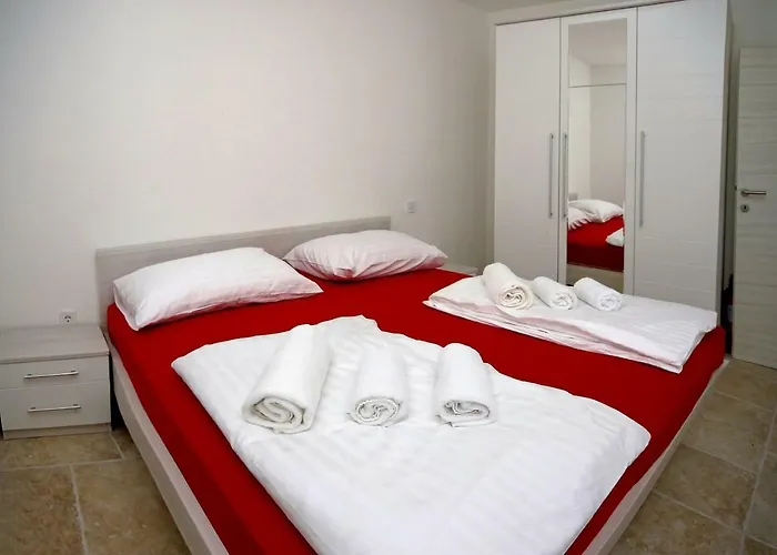 Lucich White House Srima