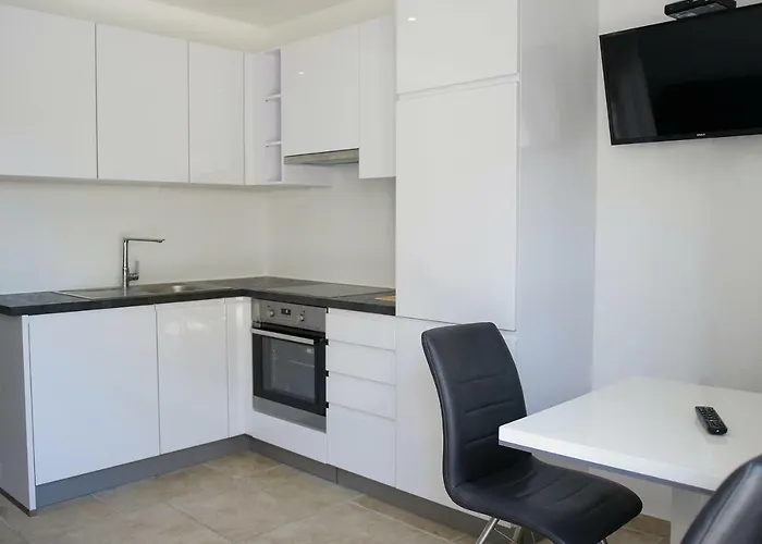 Lucich White House Srima