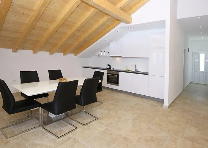 Lucich White House * Srima